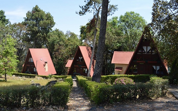 Ubicado a una hora de Morelia, este sitio es conocido como “El Espejo de los Dioses”, y es que el lago de Zirahuén es un paraíso natural escondido entre montañas boscosas y corrientes de aire frío.
<a href="/Mariannamagos/">Marianna Magos</a> 
Conoce más 👇
lideresmexicanos.com/tendencias/zir…