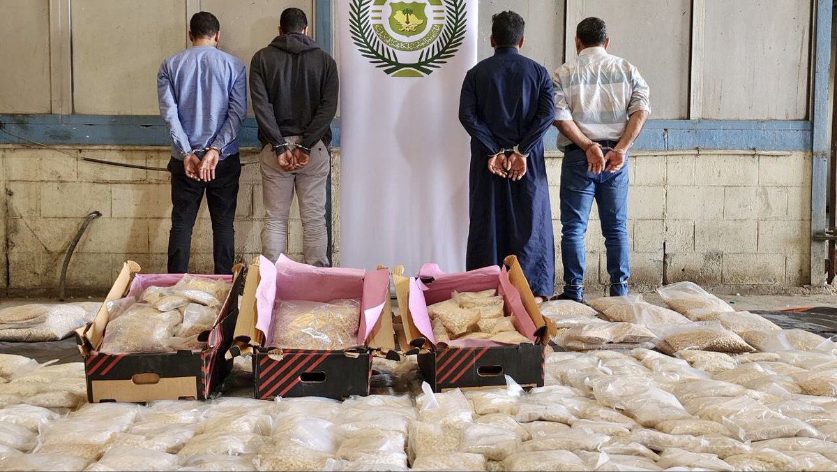 إحباط محاولة تهريب أكثر من (12.7) مليون قرص من مادة الإمفيتامين المخدرمخبأة في شحنة فاكهة الرمان والقبض على مستقبليها وهم مقيمان من الجنسية المصرية ومقيمان من الجنسيتين السورية واليمنية ياعيني هذه فايدتهم عندنا…
#الحرب_على_المخدرات
