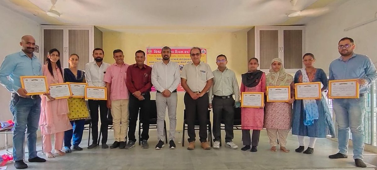CdhoSabarkantha's tweet photo. #WorldMalariaDay2023 હેલ્થ &amp; વેલનેસ સેન્ટર પર કાર્યરત કોમ્યુનિટી હેલ્થ ઓફિસરશ્રી ઓને ગત વર્ષ માં મેલેરિયા કાર્યક્રમ અંતર્ગત સ્લાઈડ કલેક્શન કામગીરી માટે મહાનુભાવો ના હસ્તે સન્માનપત્ર આપી સન્માનિત કરવામાં આવ્યા. @NHMGujarat @CollectorSK @sabarkanthadp https://t.co/B0ExswmvJp