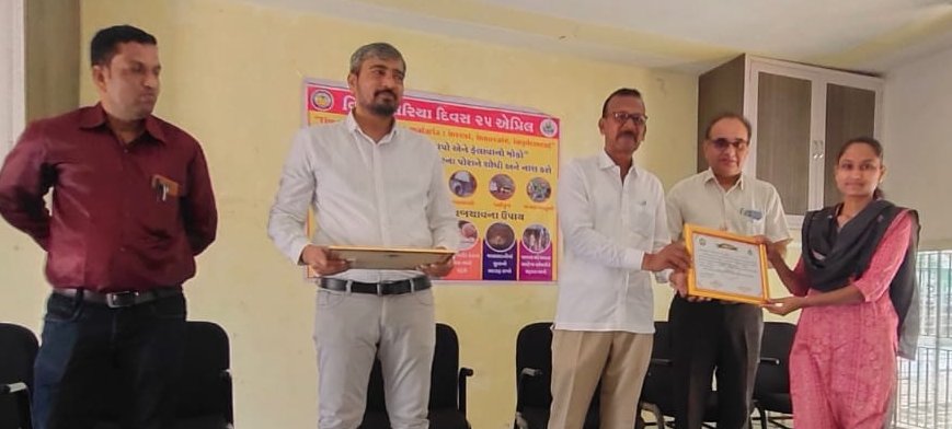 CdhoSabarkantha's tweet photo. #WorldMalariaDay2023 હેલ્થ &amp; વેલનેસ સેન્ટર પર કાર્યરત કોમ્યુનિટી હેલ્થ ઓફિસરશ્રી ઓને ગત વર્ષ માં મેલેરિયા કાર્યક્રમ અંતર્ગત સ્લાઈડ કલેક્શન કામગીરી માટે મહાનુભાવો ના હસ્તે સન્માનપત્ર આપી સન્માનિત કરવામાં આવ્યા. @NHMGujarat @CollectorSK @sabarkanthadp https://t.co/B0ExswmvJp