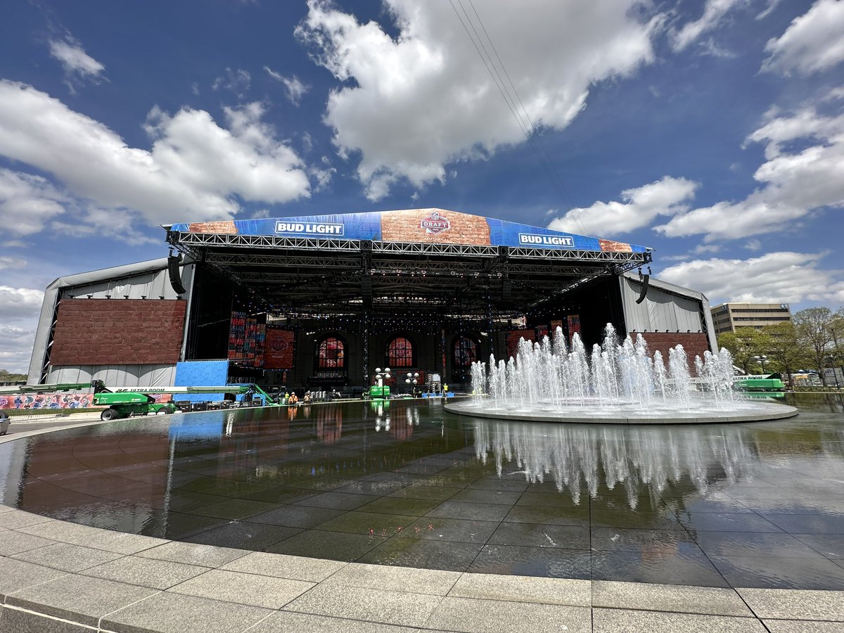 KCChiefs_Matt's tweet photo. The largest stage in the history of the NFL Draft does not disappoint! The setup down here is incredible. https://t.co/G4UhtBLXz0
