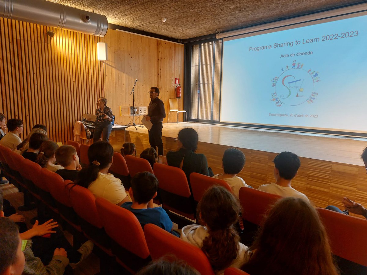 EscolaElPuig's tweet photo. Per part del Departament @educaciocat se'ls hi ha agraït la seva tasca i uns representants de l'alumnat acollidor de les escoles d'Infantil i Primària els han obsequiat amb unes  dedicatòries.

#escolaelpuig #esparreguera #sharingtolearn https://t.co/C6BqDsx9nU