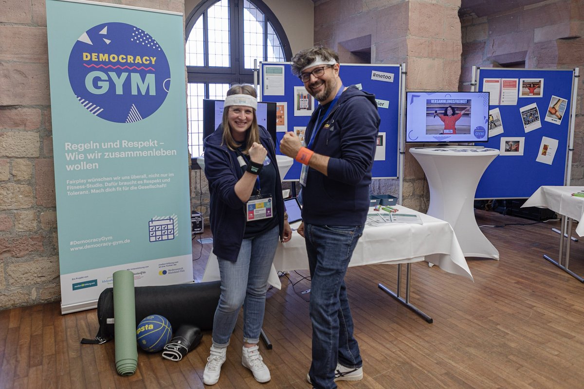 Das Democracy Gym unterstützt Fachkräfte dabei, Jugendliche mit Kreativität und Witz innerhalb ihrer Lebensrealitäten für Demokratie zu begeistern – und so unsere demokratische Gesellschaft fit und gesund zu halten. Eine interaktive Konzeptvorstellung erwartet Sie auf den #mtm23!