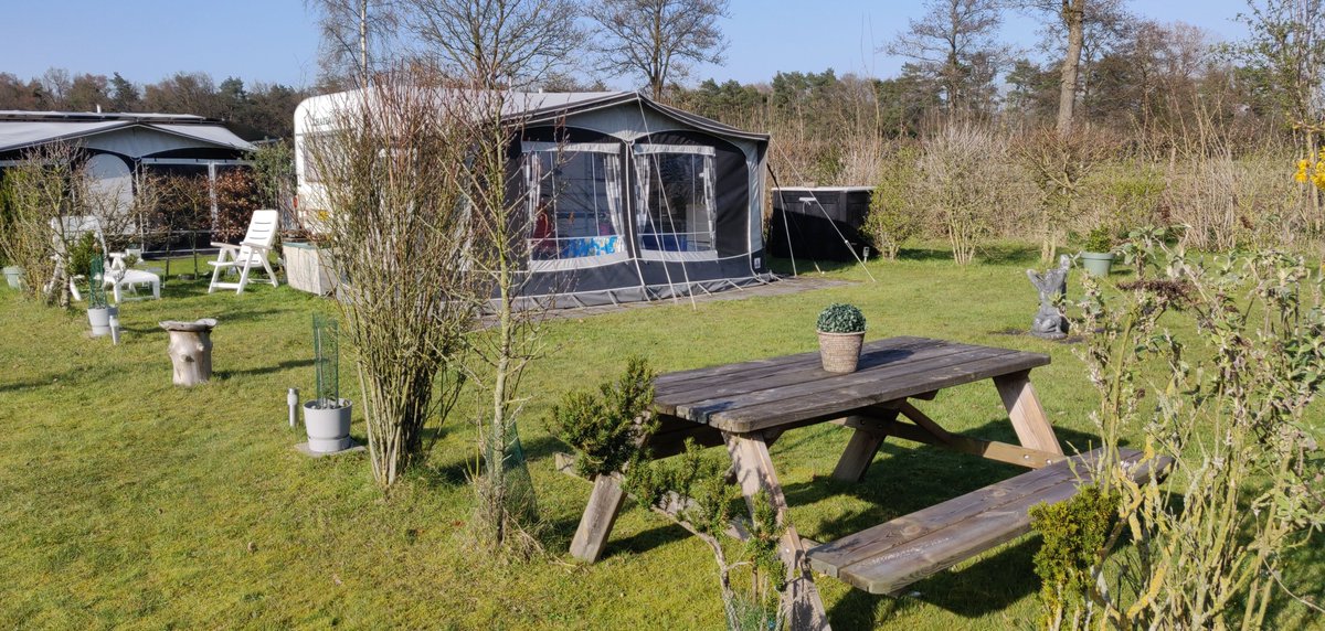 De voortent alweer opgezet met Pieter en Henk een paar weken geleden en er alweer een aantal keren kunnen genieten, nu maar duimen voor zonnig weer de komende maanden.