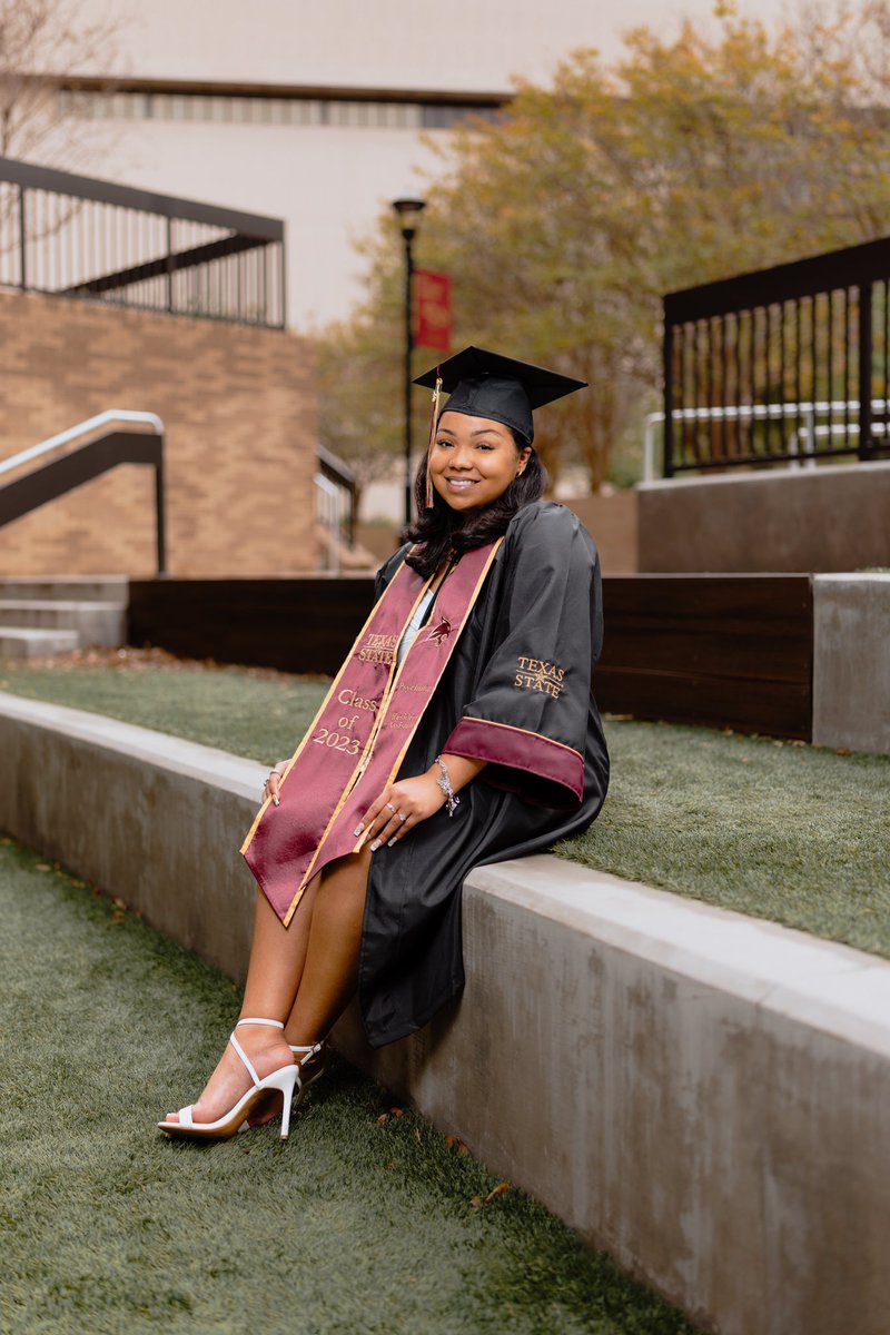 Saryah_xoxo's tweet photo. hey twitter, ya girl is graduating 😘 https://t.co/kZBcPXT7co