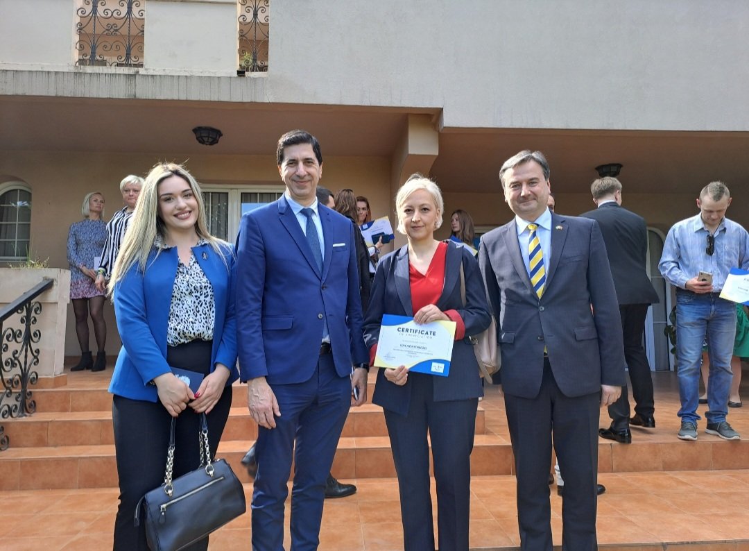 Diostojic's tweet photo. IOM 🇲🇪 was honored to receive certificate 📜of appreciation from the 🇺🇦 Good Deed Association and Embassy of 🇺🇦 to Montenegro. H.E. Oleh Herasymeko expressed his gratitude for all work IOM 🇲🇪 has done for UA nationals in 🇲🇪. 
@IOMWBalkans @vanjamik https://t.co/UtI8fhNi1A