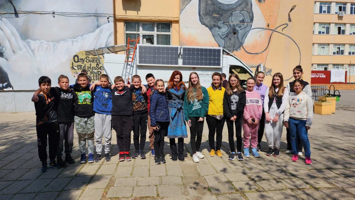 WeCOMPAIR's tweet photo. Our #CitizenScience campaign in #Plovdiv π§π¬ is gaining steam πβοΈEven though it's a spring break, a lot of interest from students who are brimming with excitement to start measuring air and traffic around Dimitar Talev primary school.
#ExtracurricularFun
https://t.co/yj4uv5IvTn https://t.co/mtfloycaXP