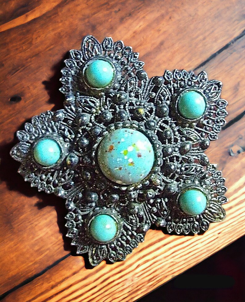 renaissancefai's tweet photo. CZECH Turquoise Art Glass Brooch, Huge Filigree Art Deco Large Pewter or Pot Metal Vintage https://t.co/OM3UEHeswV #women #glass #artdeco #turquoiseartglass #filigree #potmetal #pewter #starshape #flowershape https://t.co/tILbXNXAoy