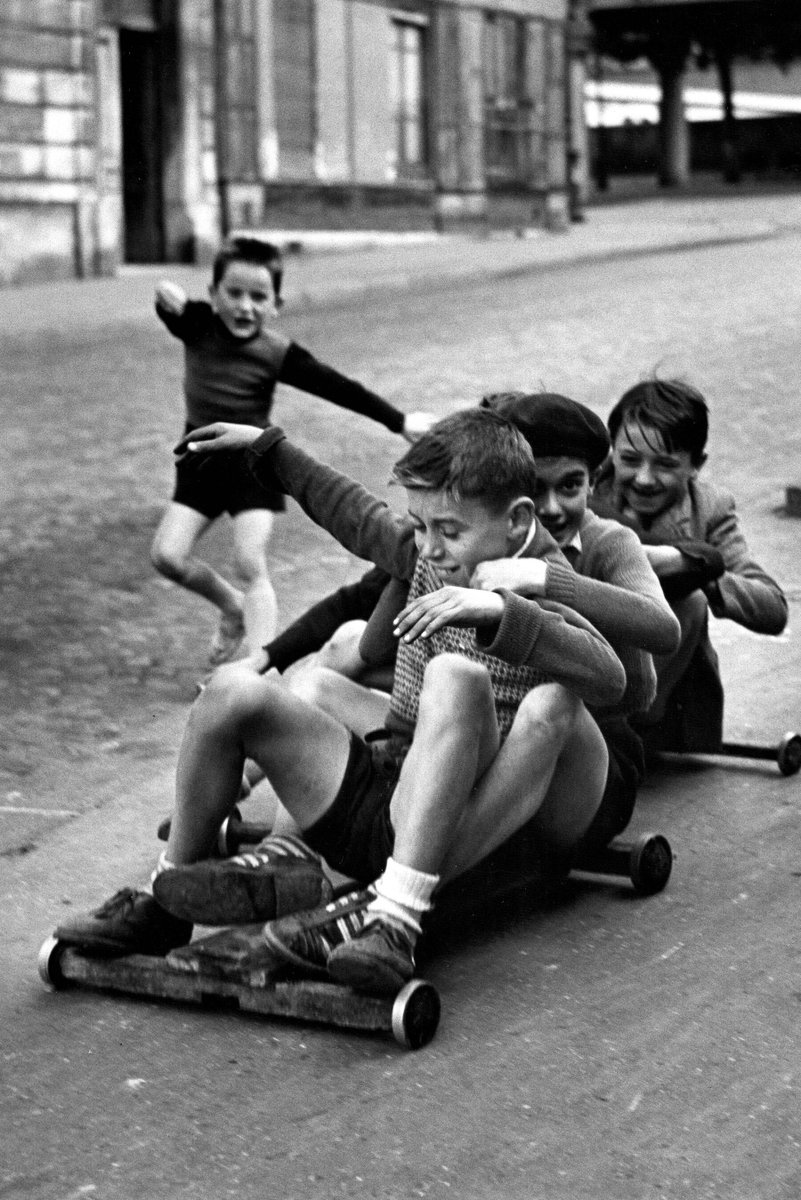 literlandweb1's tweet photo. "A veces me digo que hacerse adulta tan solo sirve para eso: reparar las pérdidas y los daños del comienzo. Y mantener las promesas del niño que hemos sido".  
"Las Lealtades", Delphine De Vigan 
📷Sabine Weiss https://t.co/qJNNfhzPwy