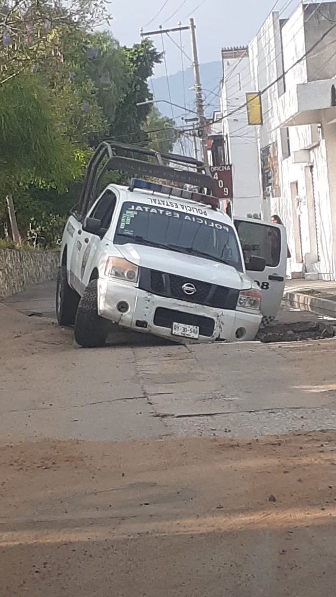 CeciliCeci's tweet photo. Vengo hacer una denuncia ciudadana, no es posible que en la ciudad de Oaxaca no puedan terminar una obra, en el fraccionamiento Trinidad de las huertas ya es un peligro pasar.
Esperamos una solución los vecinos.
@AguaOaxaca @nvinoticiasoax @salomonj @MunicipioOaxaca https://t.co/0oj4qDkgdt