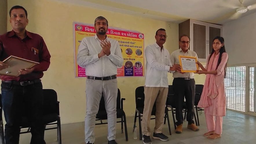 CdhoSabarkantha's tweet photo. #WorldMalariaDay2023 હેલ્થ &amp; વેલનેસ સેન્ટર પર કાર્યરત કોમ્યુનિટી હેલ્થ ઓફિસરશ્રી ઓને ગત વર્ષ માં મેલેરિયા કાર્યક્રમ અંતર્ગત સ્લાઈડ કલેક્શન કામગીરી માટે મહાનુભાવો ના હસ્તે સન્માનપત્ર આપી સન્માનિત કરવામાં આવ્યા. @NHMGujarat @CollectorSK @sabarkanthadp https://t.co/B0ExswmvJp