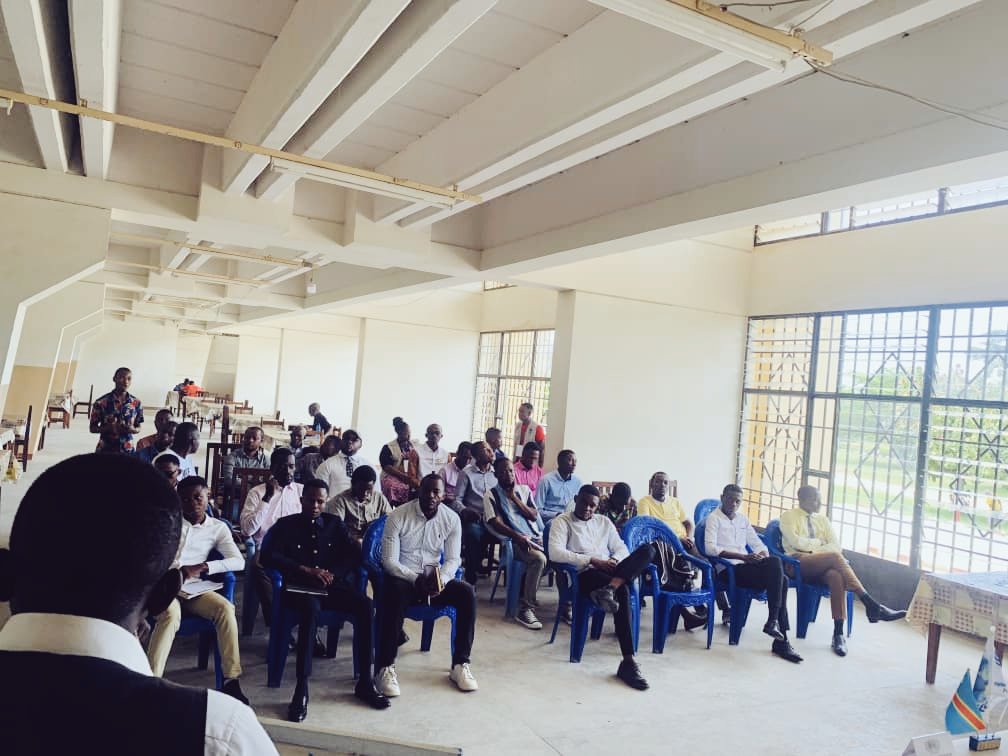 GMukulangando's tweet photo. ⒺⒸⒽⒶⓃⒼⒺ🇨🇩
Invité  pr #PARDE pr échanger avec les jeunes sur #Jeunesse_Politik

En démontrant q la pltik touche ts les secteurs e les jeunes st partout, nous leur avons appelés 👇 #EveildeConscienceCollective
#EngagementPolitique
#Excellence
@YaliRDC https://t.co/91DUBKFAkx