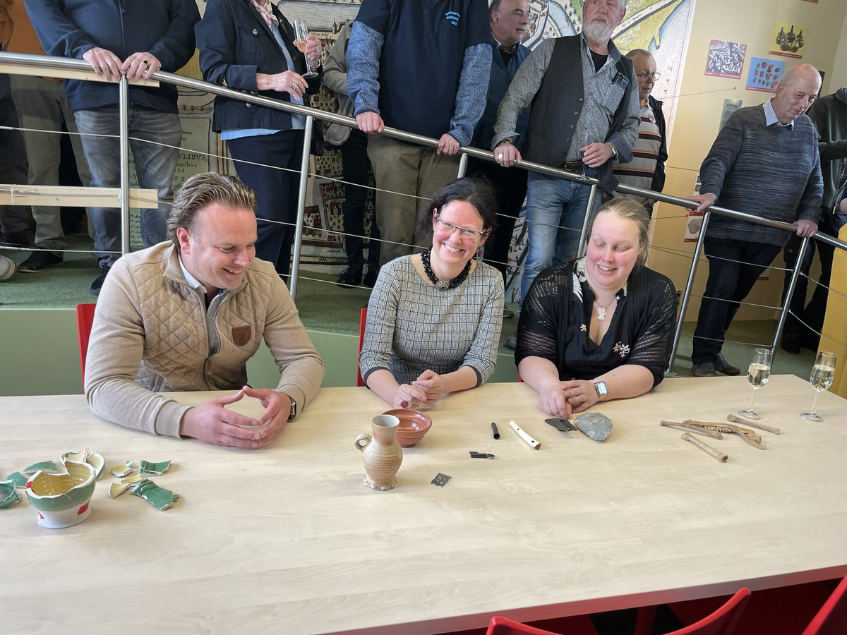 Vandaag opening ArcheoHotspot <a href="/Flipjemuseum/">Flipje van Tiel</a> door wethouder Frank Groen <a href="/gemTiel/">gemeente Tiel</a> , provinciaal archeoloog Sigrid van Roode <a href="/provgelderland/">Provincie Gelderland</a> en archeoloog Ilse Schuring <a href="/gemTiel/">gemeente Tiel</a>