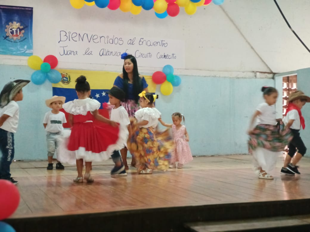 Edu_Caracas's tweet photo. Hoy nuestras y nuestros estudiantes disfrutaron del encuentro de los grupo de danza  Juana la Avanzadora compartiendo sus destrezas y conocimientos en el arte de la danza autóctona y tradicional. @MPPEDUCACION @_LaAvanzadora @gracielamarilis @NicolasMaduro https://t.co/m2fX2EBY7M