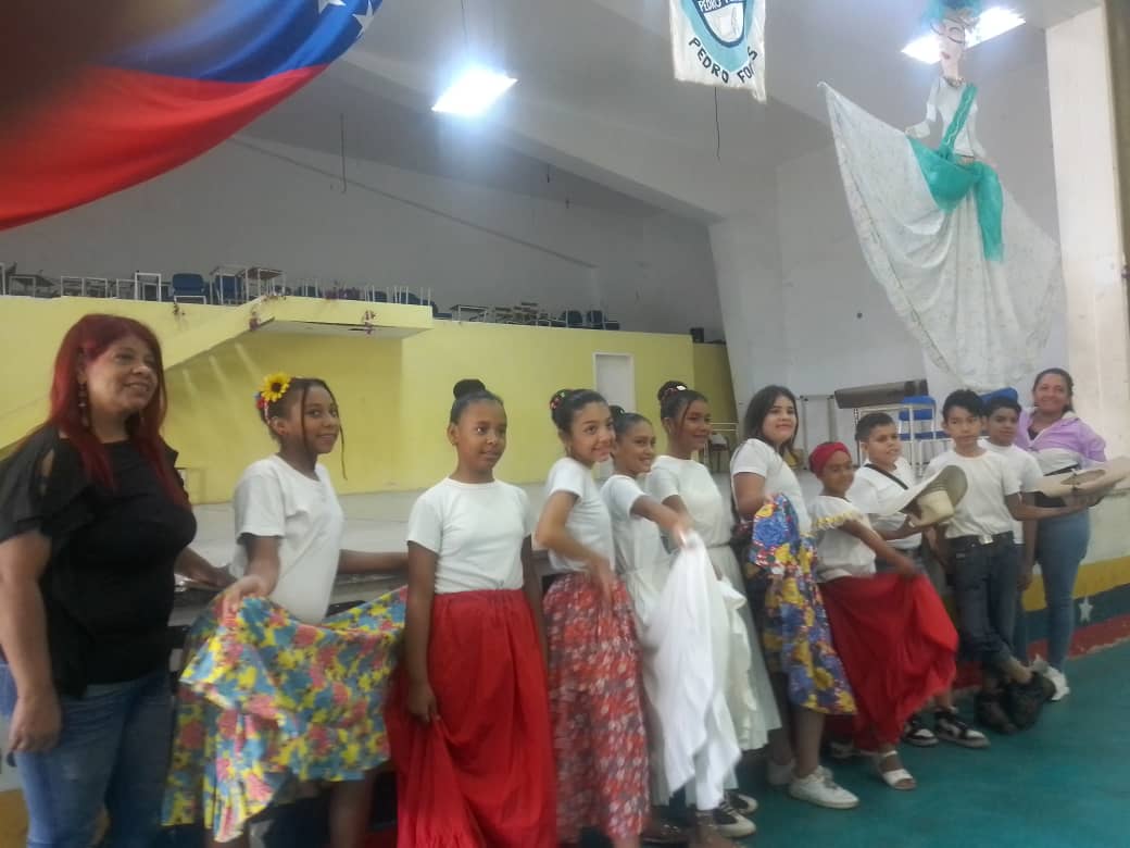 Edu_Caracas's tweet photo. Hoy nuestras y nuestros estudiantes disfrutaron del encuentro de los grupo de danza  Juana la Avanzadora compartiendo sus destrezas y conocimientos en el arte de la danza autóctona y tradicional. @MPPEDUCACION @_LaAvanzadora @gracielamarilis @NicolasMaduro https://t.co/m2fX2EBY7M