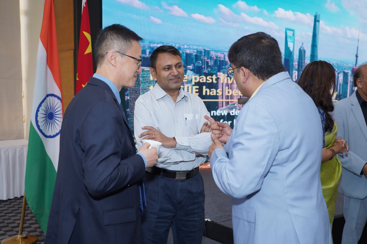 devchandwani's tweet photo. During a promotional event for the 6th China International Import Expo (CIIE) organized by the Consulate General of the People's Republic of China in Mumbai,I had the opportunity to meet H.E. Mr. Kong Xianhua, the Consul General of the People's Republic of China @ChineseCGMumbai https://t.co/P18rvIGgpP