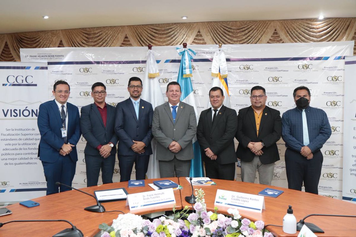 Contraloria_gt's tweet photo. ✅ El Dr. Frank Helmuth Bode Fuentes, Contralor General de Cuentas recibió al Lic. Guillermo Ranferí Castillo, Gerente General del Instituto Nacional de Cooperativas #INACOP, quien entregó el Código de Ética de dicha institución en cumplimiento con el #SINACIG https://t.co/nBnkxjMnOg