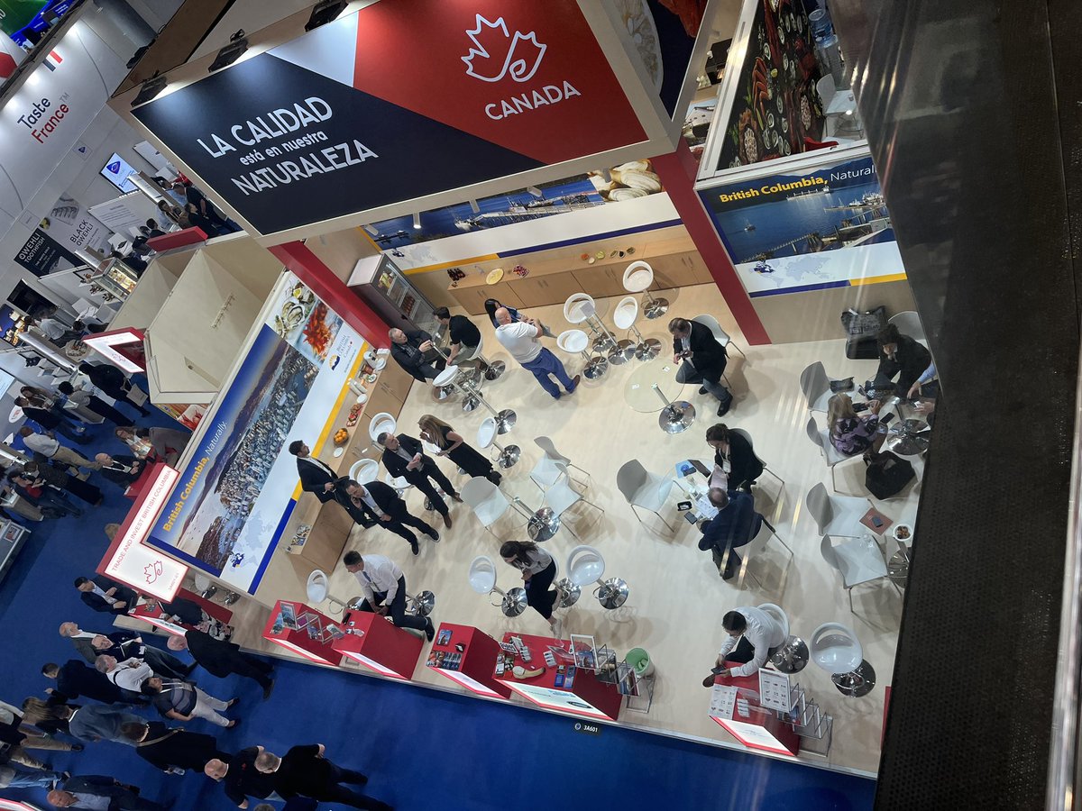 ILeomardo's tweet photo. Where can you find the best that seafood has to offer? At the 🇨🇦booth 3A601 at #SEG2023 of course! Lots of buyers visiting the booth today.  #lobster #snowcrab #freshwaterfish #scallops #shrimp and so much more! #qualityisinournature https://t.co/lHcNQmKuDO