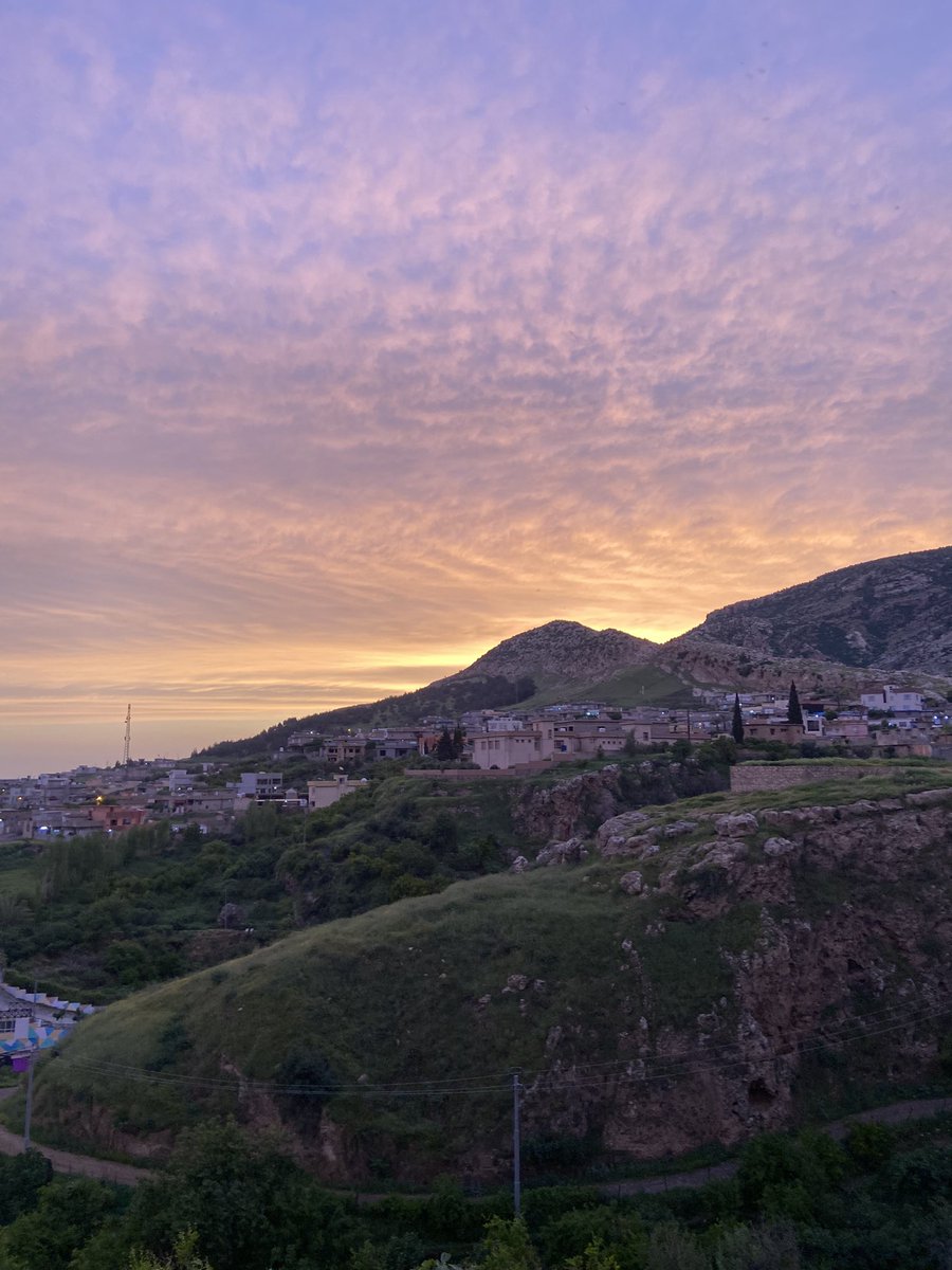 iimnadda's tweet photo. The sunrise 🧡💙 https://t.co/UP3u19zME7