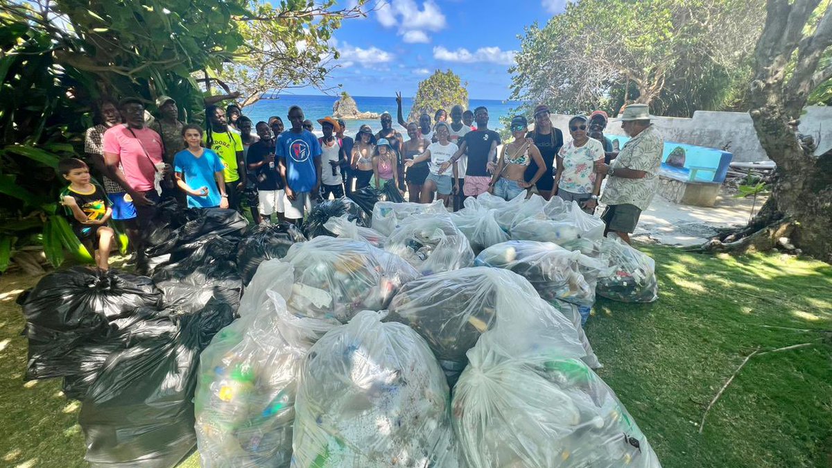 AquaBabejessy's tweet photo. Beach Cleanup completed 👍🏽 big up everybody who came and helped ♻️😍for more info check https://t.co/CzYvz0UmZW https://t.co/ZAKn8i7Adj