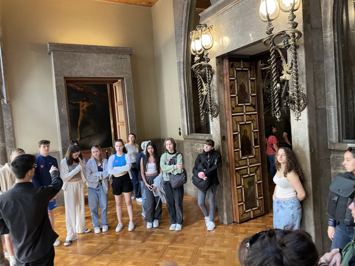 inselsui's tweet photo. Visita a Barcelona amb l’alumnat de l’intercanvi amb Alemanya. Port i Palau Güell. https://t.co/mH2VkQ20hY