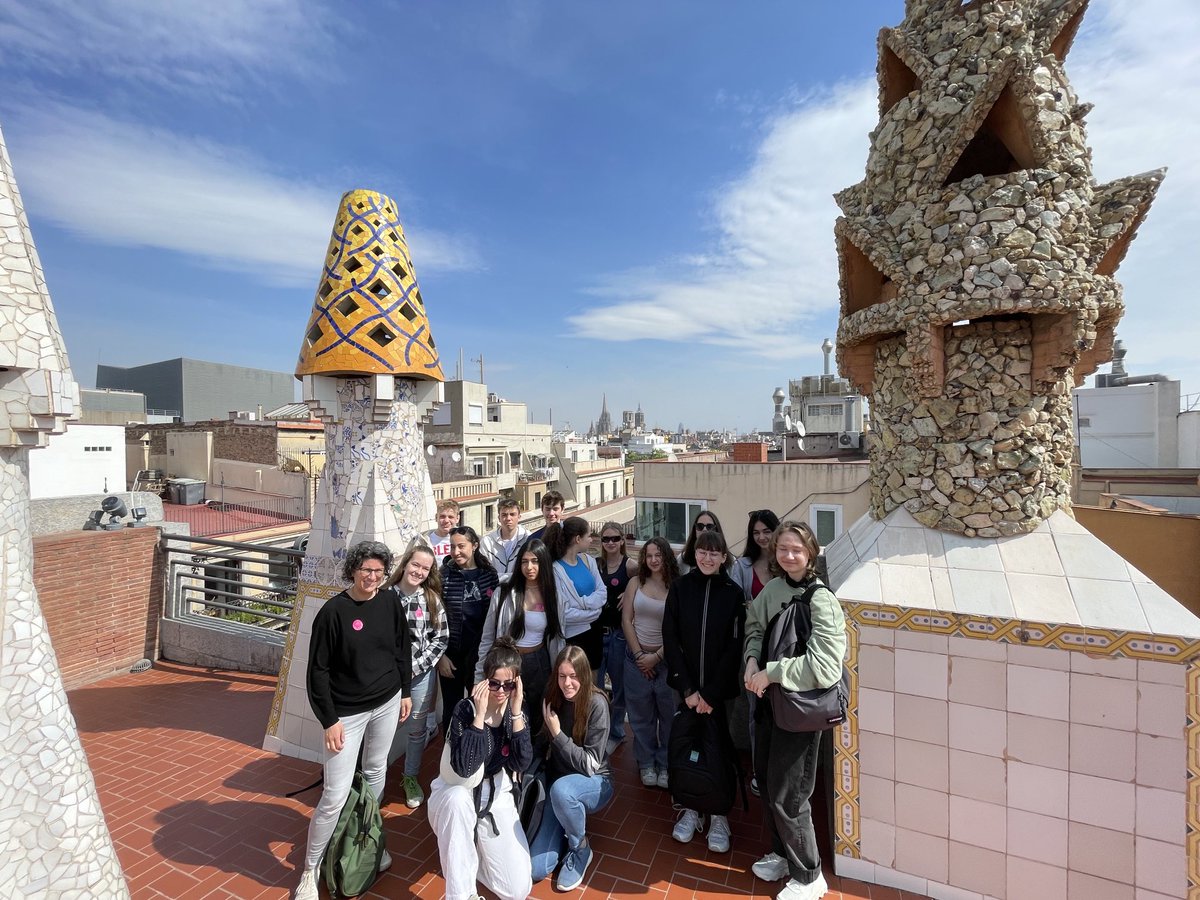 inselsui's tweet photo. Visita a Barcelona amb l’alumnat de l’intercanvi amb Alemanya. Port i Palau Güell. https://t.co/mH2VkQ20hY