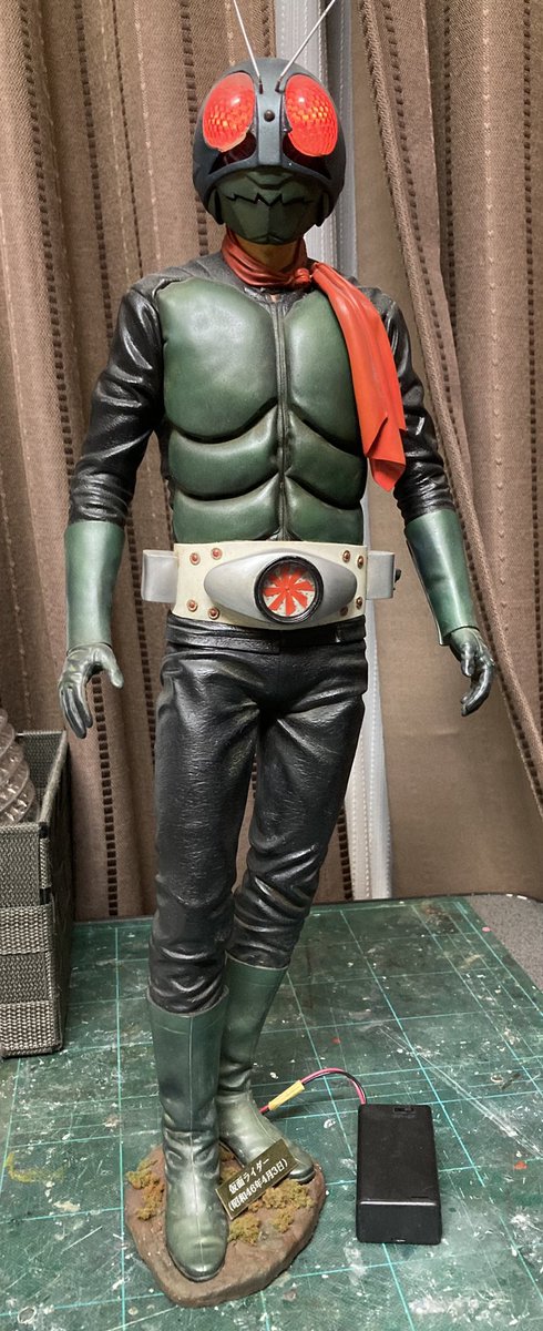 Q4Kl2's tweet photo. 海洋堂のメガソフビシリーズの仮面ライダー旧1号です。拘ったところは電飾で眼を光らせました(^^) おじさん世代として旧1号は堪らないですね。
 #あなたのソフビ紹介
#ソフビ
#仮面ライダー https://t.co/DLe4vjv3UB