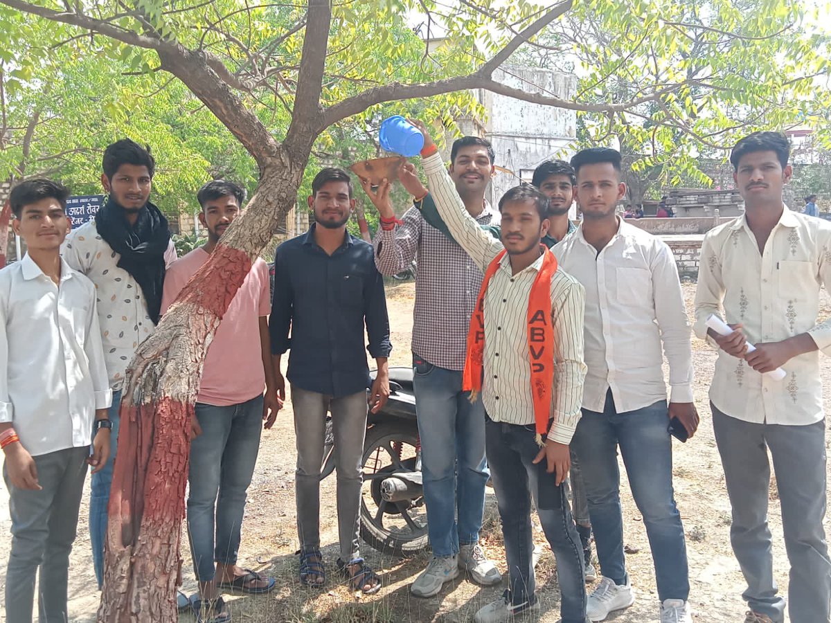 abvpchittor's tweet photo. अभाविप झालावाड़
#सेल्फी_विद_परिंडा_अभियान के दौरान कार्यकर्ताओ ने महाविद्यालय में  बेजुबान पक्षियों के लिए परिंडे बांधकर दाना-पानी की व्यवस्था की।

#ABVP  #SFD #SelfiWithParinda https://t.co/XLOkWTJ2s3