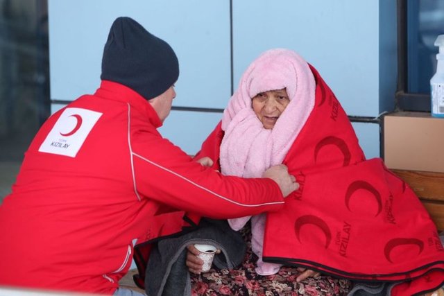 muharremkose33's tweet photo. Hakkaniyet..
Kızılay afetlere müdahale kabiliyeti her geçen yıl artan ülkemizin yüz akıdır. Kara gün dostu çalışmalar; önceki yıllara nazaran bire üç degil, bire beş değil, neredeyse bire onlara ulaşmıştır. Bu başarının sahibi aziz milletimize, Dr Kerem Kınık ve ekibine duacıyız. https://t.co/TwkkZMRPbC