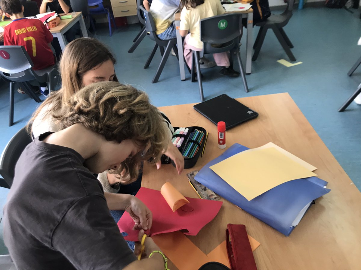 ruthi1980's tweet photo. Avui padrins i padrines ens ajuden amb el repte : “Quin Rotllo”, transformem un tub de paper de WC. Quines transformacions sorgiran?🤔 #PRM3SDK   #ESO1SDK #Acompanyam #cooperació @escolasadako https://t.co/OJcq0Znnk1