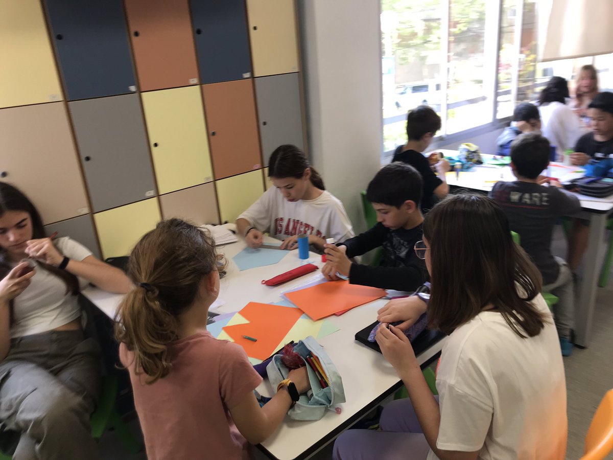 ruthi1980's tweet photo. Avui padrins i padrines ens ajuden amb el repte : “Quin Rotllo”, transformem un tub de paper de WC. Quines transformacions sorgiran?🤔 #PRM3SDK   #ESO1SDK #Acompanyam #cooperació @escolasadako https://t.co/OJcq0Znnk1