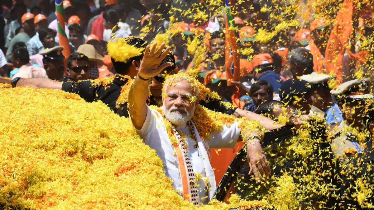 iSinghPriyankar's tweet photo. भारत के केरल राज्य कोच्चि में हमारे देश के.... आदर्णीय,
प्रधानमंत्री श्री @narendramodi जी का पुष्प वर्षा के साथ भव्य स्वागत।
#Kochi
#ModiInKochi
#KochiWaterMetro https://t.co/haZ9v4DgcL