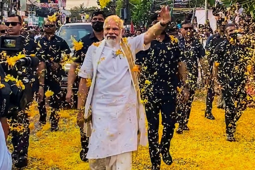 iSinghPriyankar's tweet photo. भारत के केरल राज्य कोच्चि में हमारे देश के.... आदर्णीय,
प्रधानमंत्री श्री @narendramodi जी का पुष्प वर्षा के साथ भव्य स्वागत।
#Kochi
#ModiInKochi
#KochiWaterMetro https://t.co/haZ9v4DgcL