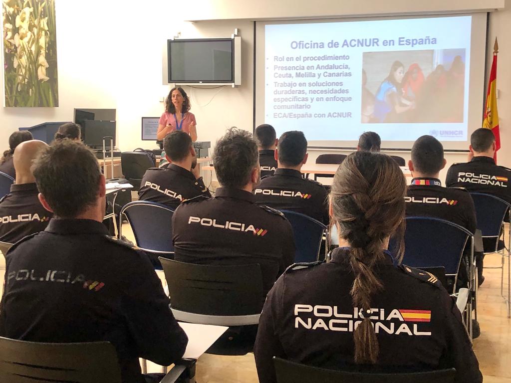 Esta semana el equipo de #ACNUR imparte una formación en técnicas de entrevista a solicitantes de protección internacional, dirigida a agentes de policía de la zona del Estrecho, Cádiz.

Esta actividad forma parte del plan de colaboración y formación de ACNUR con <a href="/policia/">Policía Nacional</a>.
