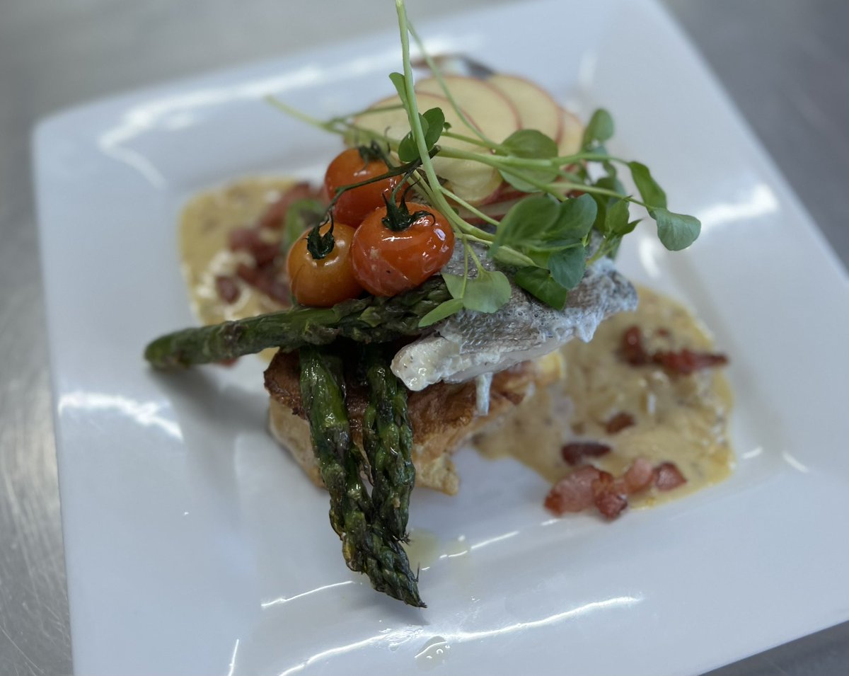 This weeks fish dish: Eggy sourdough bread, smoked haddock, asparagus, apple and water cress with bacon and whole grain sauce! 🐟 😋 #foodie #fish #cleaneating #qualitydining #stayandplay