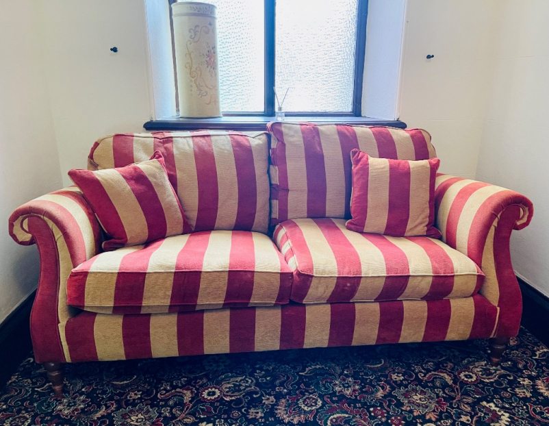 OFFER/CYNNIG: Large Sofa (Criccieth LL52) ilovefreegle.org/message/988300…