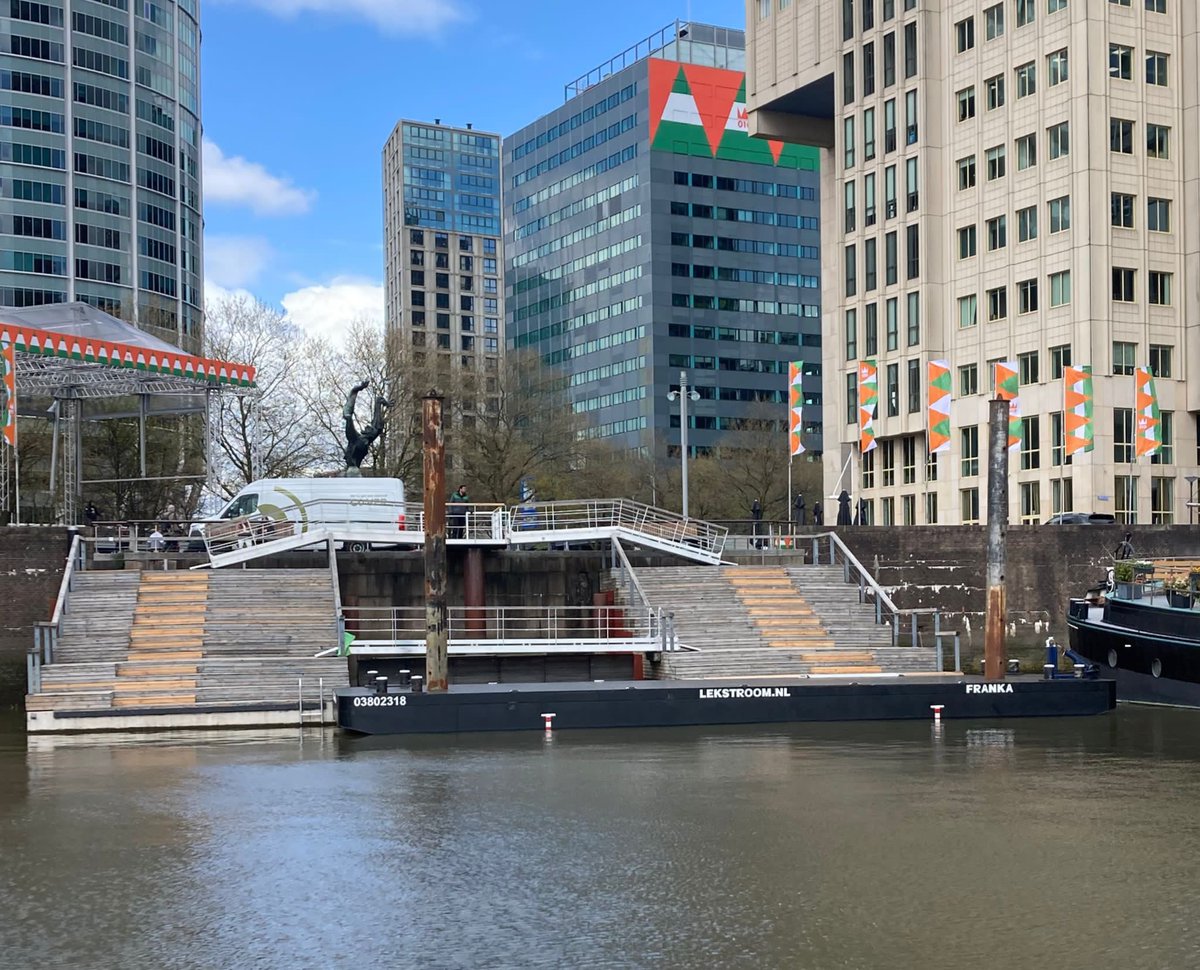 lekstroom's tweet photo. Daar ligt de “Franka”. Klein maar dapper. Klaar voor Koningsdag om te zorgen voor een mooie afmeerplek voor de watertaxi’s met het koninklijk gezelschap aan boord. 
In de Maashaven ligt de “Christina” zodat ze ook daar veilig aan boord kunnen voor hun tochtje over de nieuwe Maas. https://t.co/MOq9YgkVZa