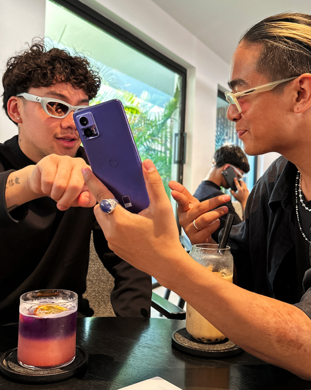 motorolaUK's tweet photo. Are you really besties if you don't have matching edge 30 neo phones? Black Onyx or Veri Peri? 

#Motorola #FindYourEdge #edge30 #edge30neo https://t.co/Rb35oeumBd