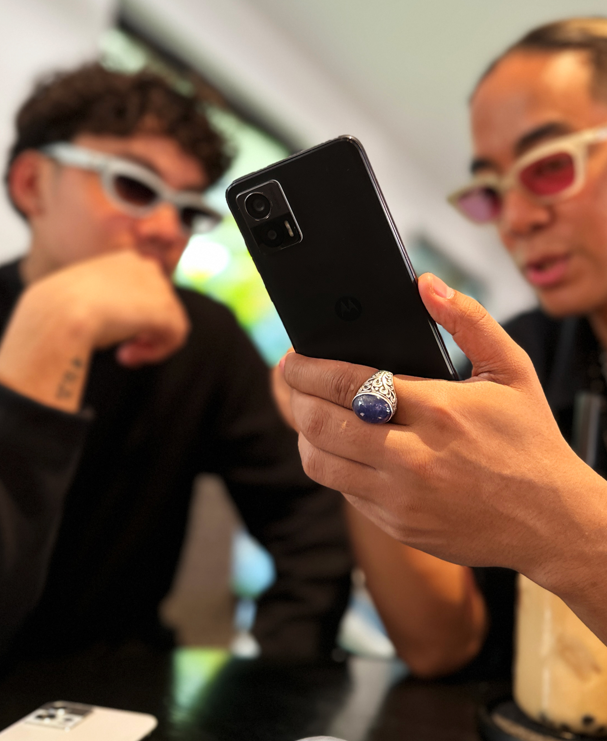 motorolaUK's tweet photo. Are you really besties if you don't have matching edge 30 neo phones? Black Onyx or Veri Peri? 

#Motorola #FindYourEdge #edge30 #edge30neo https://t.co/Rb35oeumBd