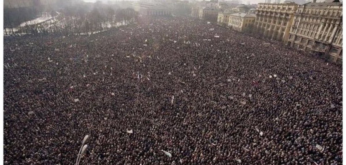 بیایید دو دو تا چارتا کنیم ببینیم چند چندیم 👇
ایران ۸۵میلیون جمعیت داره 
کل نیروهای مسلح با اراذل و اوباش طبق آمار خودشون که میخوان بگن ما گنده هستیم ۵ میلیون هم نمیشه 
میگیم ۵ میلیون هم حایه مال دارن میشن ۱۰ میلیون 
ینی ما با بچهای خارج ایران ۸۵ میلیونیم ، اونا ۱۰ میلیون 
فقط