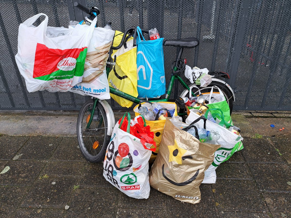Lieve mensen van <a href="/zwerfieRdam/">Zwerfie Rotterdam</a>, let op! Want degene die bij deze fiets hoort, is goed bezig. Voor zijn eigen knip, want dit is natuurlijk cashen geblazen, maar ook voor het milieu, want we kunnen deze teringzooi maar kwijt zijn. Zwerfafval, het is een verdienmodel in <a href="/rotterdam/">Gemeente Rotterdam</a>!