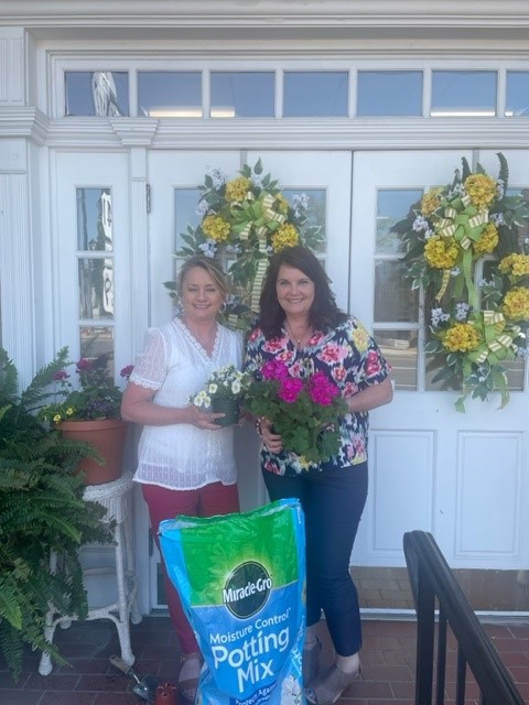 bankplanters's tweet photo. Planters First Bank decorated our main branch on 105 Commerce St for Spring. Take a scroll through Downtown Hawkinsville to check out all the businesses and clubs that decorated this year! #BankLocalGA #GoLocal #ILoveMyCommunityBank #CommunityBankingMonth #communitybanklove https://t.co/DMA2sVxsS4