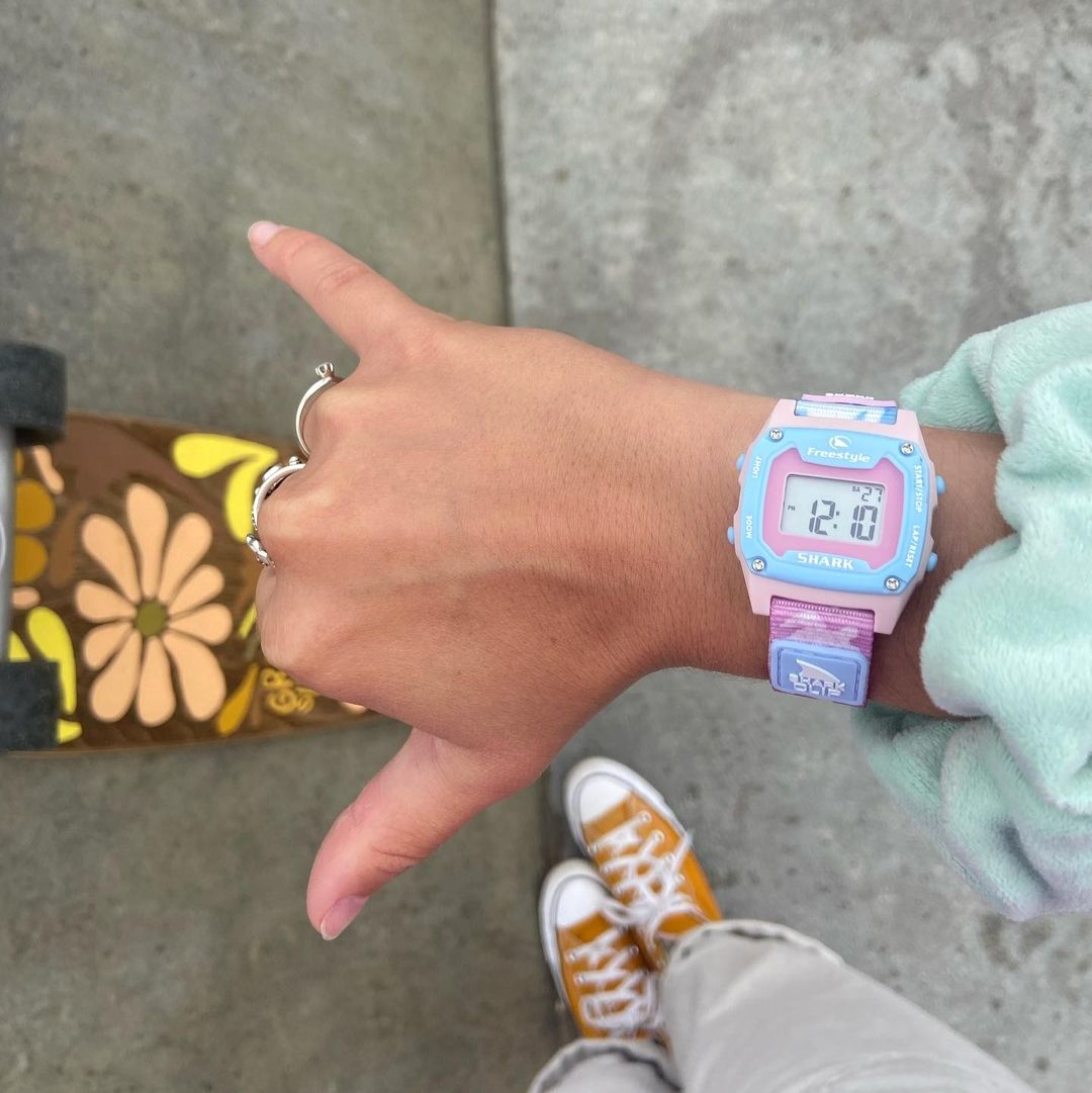 freestyle_watch's tweet photo. let the good times roll with your #sharkwatch on ⚡🛹🤙
🦈: Mini Trippy Turtle
📸: @myworldaspauline
_
#swimwear #myfreestylewatch #skatelife #80s #freestylewatch #retroaesthetic #dailywatch #watchgeek #summerstyle #watchlover https://t.co/RV4hRJmUb6 https://t.co/ceJCK5Z5Oq