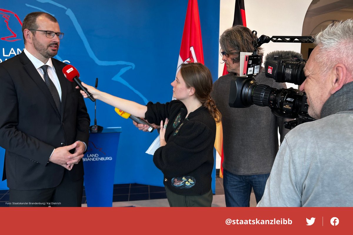 staatskanzleibb's tweet photo. 1/3 Der #Kitabeitrag für Kinder ab dem vollendeten 3. Lebensjahr entfällt in zwei Schritten bis zum 1.8.2024. Das hat die #Brandenburger Landesregierung heute beschlossen. Staatssekretär Freiberg stellte die Pläne danach der Presse vor. Hier nachsehen: https://t.co/XxvaE46b5G https://t.co/zLbHPsWGFC