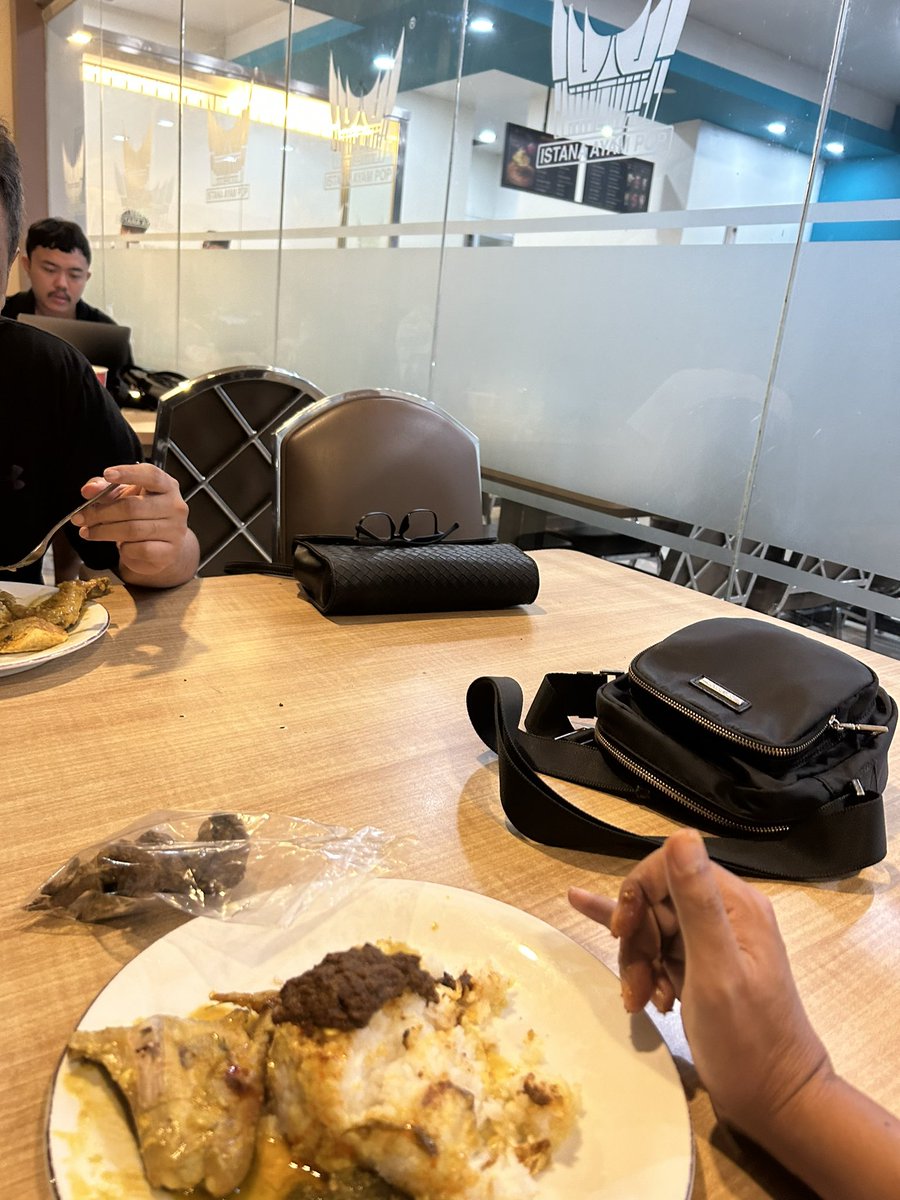 sunusetio's tweet photo. Kelas simpang raya kok segane mblenyek ki piye yaaa..?! Rest area 229 cirebon https://t.co/sGUQ7ibIhV