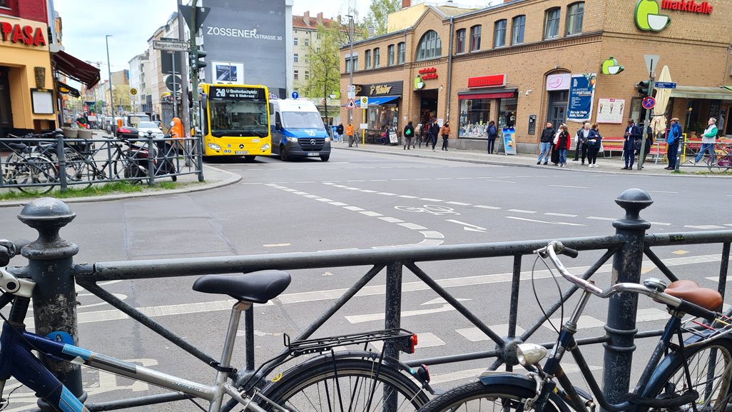 Die #Zossener Straße wird an der #Marheineke-Markthalle in #Kreuzberg bald autofrei. Laut #Bezirksamt hat der Senat den Abschnitt jetzt aus dem übergeordneten Verkehrsnetz herausgenommen, damit kann dort eine #Fußgängerzone eingerichtet werden:  mogblog.org/zossener-wird-…