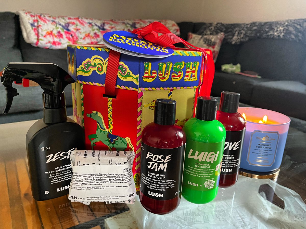 lushmylife613's tweet photo. Birthday gifts 🎁🤩 LOVE the moms bathtime favourites 🥹🫶🏼 @lushcosmetics and a fresh bottle of #Rosejam 🌹 so many goodies https://t.co/nDBgy5BDvb