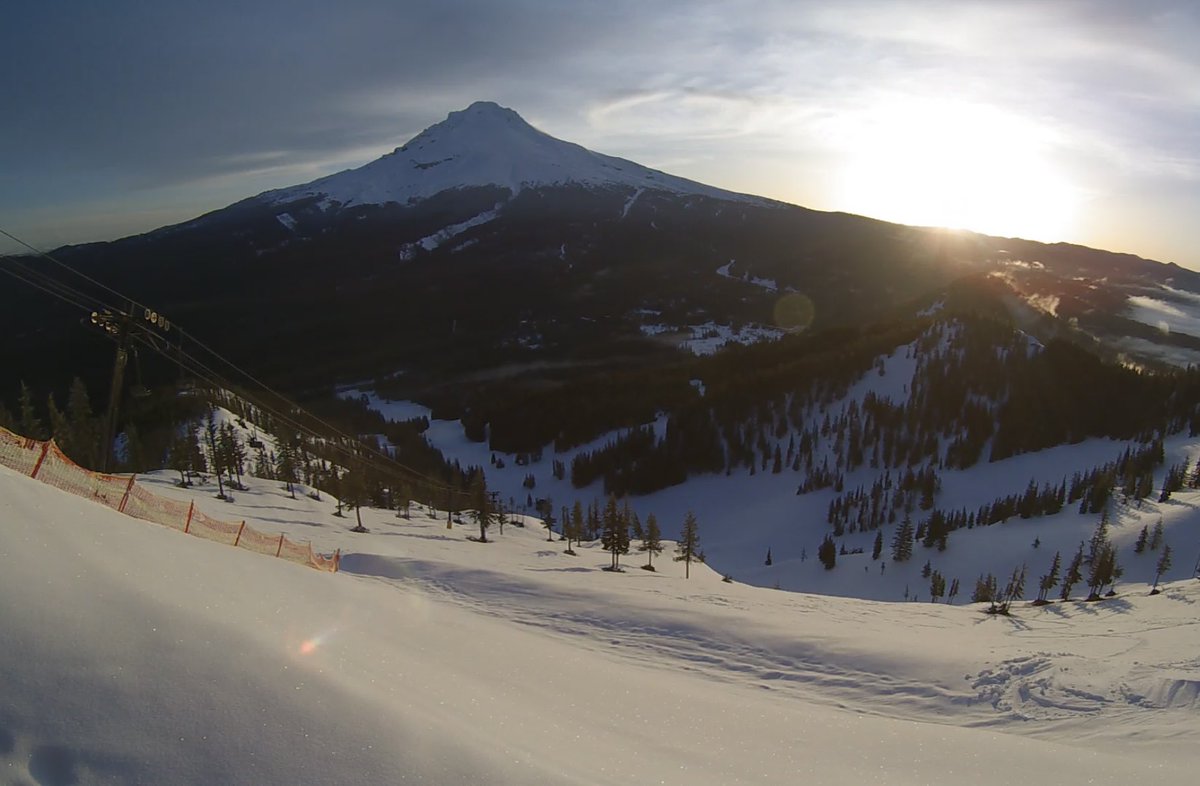 JGoodyPDX's tweet image. Good morning! Enjoy the view from Mt. Hood @skibowl! Warmer weather on the way. #LetsGetOutThere