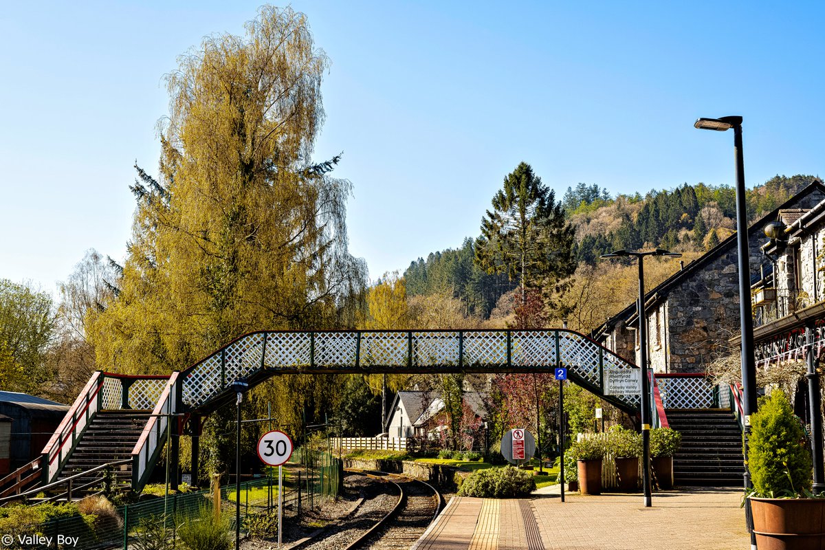 BJRoberts's tweet photo. Eryri's Betws-y-Coed station footbridge, and the Conwy Valley Line going on to Blaenau Ffestiniog. @Ruth_ITV @ItsYourWales @northwaleslive @northwalescom @AllThingsCymru @OurWelshLife @NWalesSocial #Eryri #BetwsyCoed #StationFootbridge #BlaenauFfestiniog #ConwyValleyLine #Wales https://t.co/attzOg1Hh5