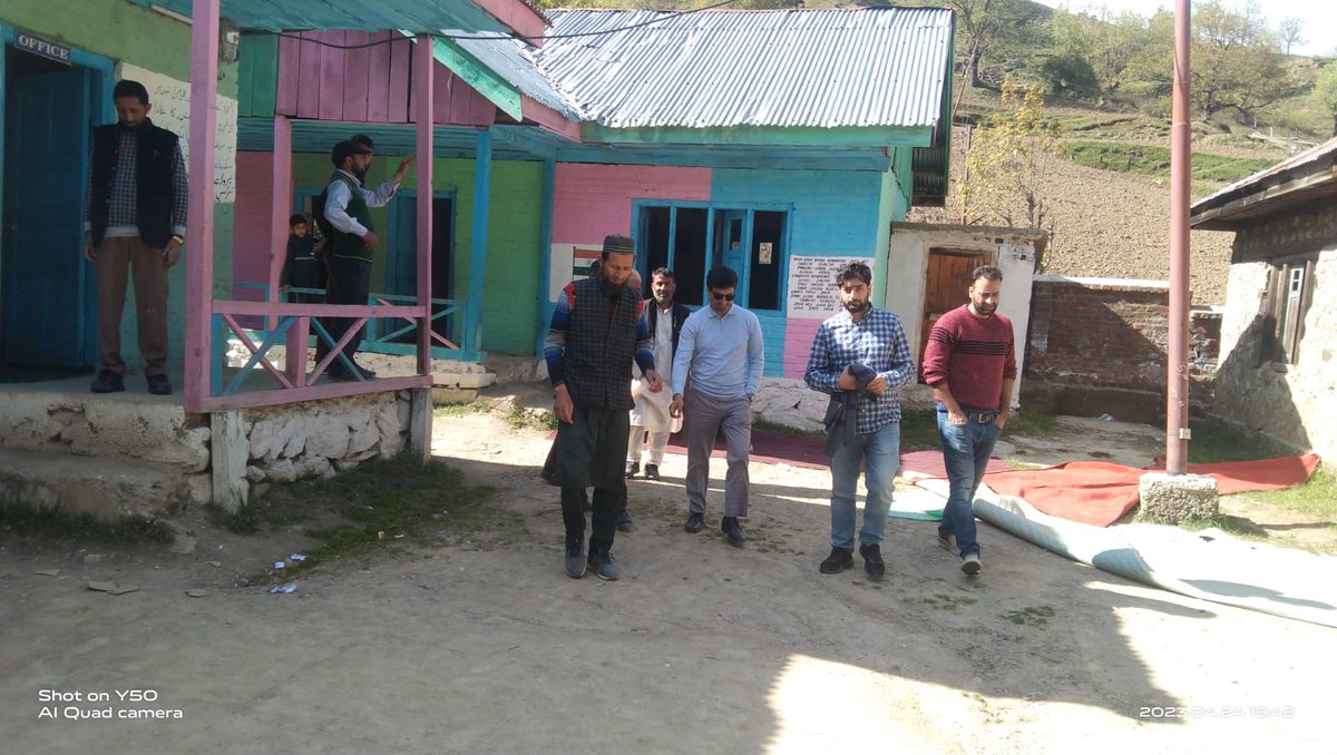 revenuejnk's tweet photo. Tehsildar Ramhall, Kupwara visited BMS Sochalyari Villigam where he interacted with the staff and emphasized on joint efforts for imparting quality education among students
@dr_piyushsingla @diprjk @dckupwara @infokupwara https://t.co/GZDeLb0CW2